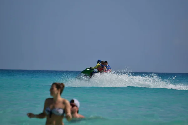 Mar Caribe Visto Desde Cancún Con Aguas Turquesas Claras Scooters —  Fotos de Stock