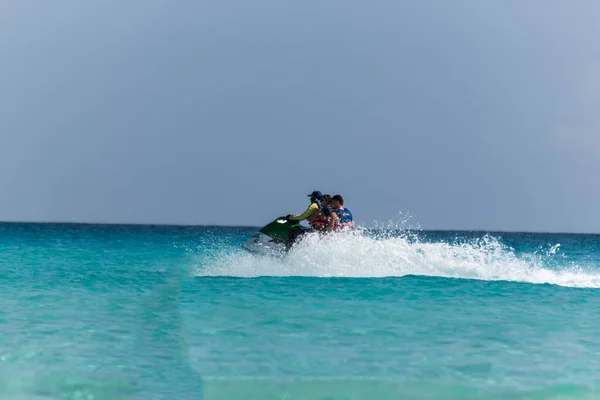 Mar Caribe Visto Desde Cancún Con Aguas Turquesas Claras Scooters —  Fotos de Stock