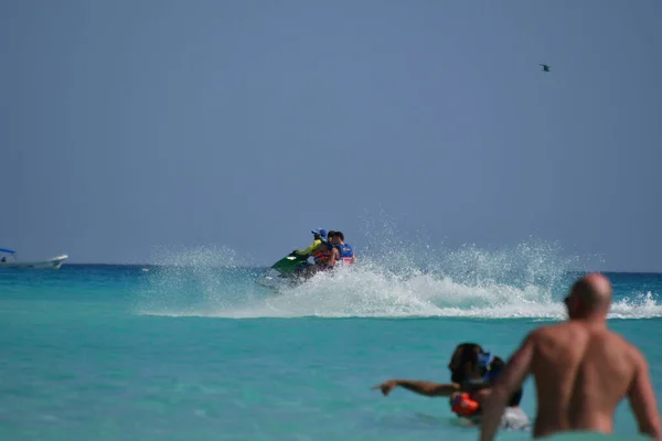 Mar Caribe Visto Desde Cancún Con Aguas Turquesas Claras Scooters —  Fotos de Stock