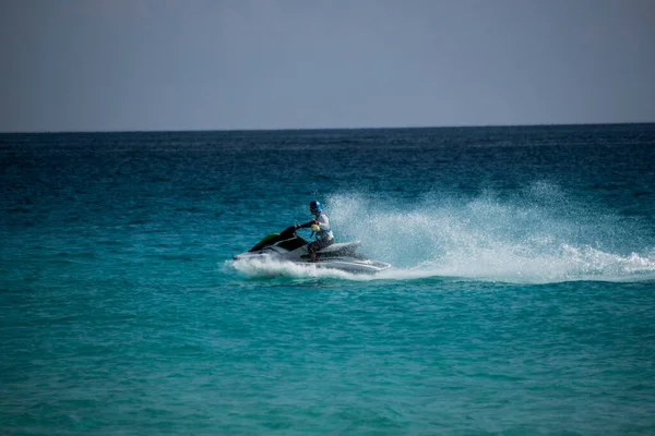 Mar Caribe Visto Desde Cancún Con Aguas Turquesas Claras Scooters —  Fotos de Stock