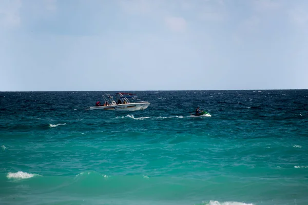 Карибское Море Канкуна Чистыми Бирюзовыми Водами Скутерами Катамаранами Парашютами Отдыха — стоковое фото