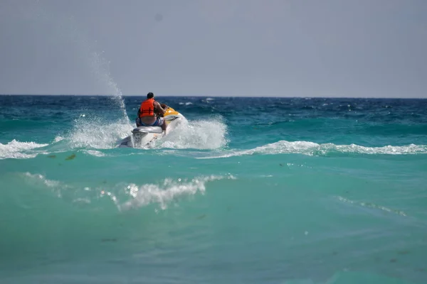 Mar Caribe Visto Desde Cancún Con Aguas Turquesas Claras Scooters —  Fotos de Stock