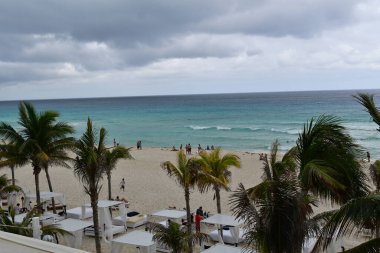 Cancun, Hotel Area, plajlar, deniz, yüzme havuzları, palmiye ağaçları, tropikal bitki örtüsü Meksika Körfezi kıyısında en az 15 ila en fazla 35 derece sıcaklıkta tropikal iklimi olan bir spa merkezidir.