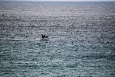 Cancun 'da berrak turkuaz sular, scooterlar ve boş paraşütler ve kumlu plajlar taşıyan katamaranlarla Karayip Denizi' nden görüldü.