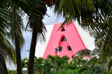 Cancun, Hotel Area, plajlar, deniz, yüzme havuzları, palmiye ağaçları, tropikal bitki örtüsü Meksika Körfezi kıyısında en az 15 ila en fazla 35 derece sıcaklıkta tropikal iklimi olan bir spa merkezidir.