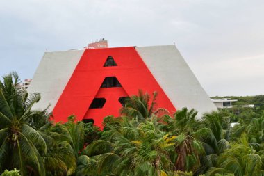Cancun, Hotel Area, plajlar, deniz, yüzme havuzları, palmiye ağaçları, tropikal bitki örtüsü Meksika Körfezi kıyısında en az 15 ila en fazla 35 derece sıcaklıkta tropikal iklimi olan bir spa merkezidir.