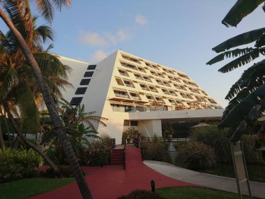 Cancun, Hotel Area, plajlar, deniz, yüzme havuzları, palmiye ağaçları, tropikal bitki örtüsü Meksika Körfezi kıyısında en az 15 ila en fazla 35 derece sıcaklıkta tropikal iklimi olan bir spa merkezidir.