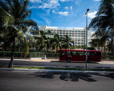 Cancun, Hotel Area, plajlar, deniz, yüzme havuzları, palmiye ağaçları, tropikal bitki örtüsü Meksika Körfezi kıyısında en az 15 ila en fazla 35 derece sıcaklıkta tropikal iklimi olan bir spa merkezidir.