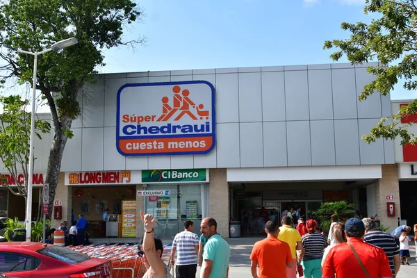 Cancun, Hotel Area, plajlar, deniz, yüzme havuzları, palmiye ağaçları, tropikal bitki örtüsü Meksika Körfezi kıyısında en az 15 ila en fazla 35 derece sıcaklıkta tropikal iklimi olan bir spa merkezidir.