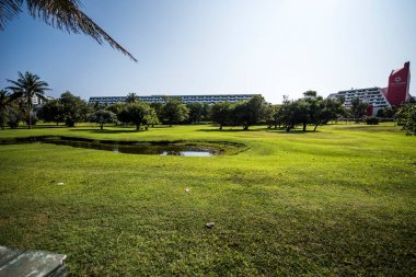 Cancun, Hotel Area, plajlar, deniz, yüzme havuzları, palmiye ağaçları, tropikal bitki örtüsü Meksika Körfezi kıyısında en az 15 ila en fazla 35 derece sıcaklıkta tropikal iklimi olan bir spa merkezidir.