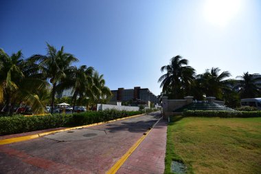 Cancun, Hotel Area, plajlar, deniz, yüzme havuzları, palmiye ağaçları, tropikal bitki örtüsü Meksika Körfezi kıyısında en az 15 ila en fazla 35 derece sıcaklıkta tropikal iklimi olan bir spa merkezidir.