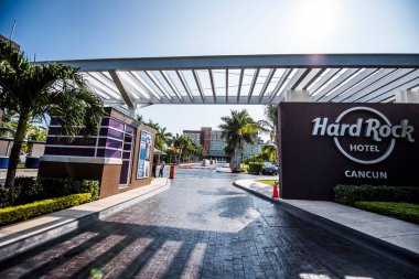 Cancun, Hotel Area, plajlar, deniz, yüzme havuzları, palmiye ağaçları, tropikal bitki örtüsü Meksika Körfezi kıyısında en az 15 ila en fazla 35 derece sıcaklıkta tropikal iklimi olan bir spa merkezidir.
