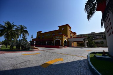 Cancun, Hotel Area, plajlar, deniz, yüzme havuzları, palmiye ağaçları, tropikal bitki örtüsü Meksika Körfezi kıyısında en az 15 ila en fazla 35 derece sıcaklıkta tropikal iklimi olan bir spa merkezidir.