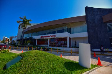 Cancun, Hotel Area, plajlar, deniz, yüzme havuzları, palmiye ağaçları, tropikal bitki örtüsü Meksika Körfezi kıyısında en az 15 ila en fazla 35 derece sıcaklıkta tropikal iklimi olan bir spa merkezidir.