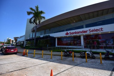 Cancun, Hotel Area, plajlar, deniz, yüzme havuzları, palmiye ağaçları, tropikal bitki örtüsü Meksika Körfezi kıyısında en az 15 ila en fazla 35 derece sıcaklıkta tropikal iklimi olan bir spa merkezidir.