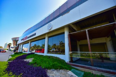 Cancun, Hotel Area, plajlar, deniz, yüzme havuzları, palmiye ağaçları, tropikal bitki örtüsü Meksika Körfezi kıyısında en az 15 ila en fazla 35 derece sıcaklıkta tropikal iklimi olan bir spa merkezidir.