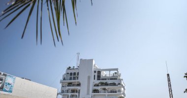 Cancun, Hotel Area, plajlar, deniz, yüzme havuzları, palmiye ağaçları, tropikal bitki örtüsü Meksika Körfezi kıyısında en az 15 ila en fazla 35 derece sıcaklıkta tropikal iklimi olan bir spa merkezidir.