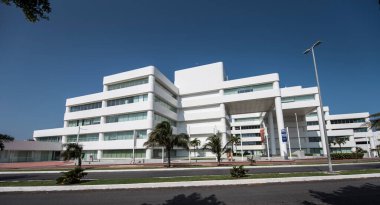 Cancun, Hotel Area, plajlar, deniz, yüzme havuzları, palmiye ağaçları, tropikal bitki örtüsü Meksika Körfezi kıyısında en az 15 ila en fazla 35 derece sıcaklıkta tropikal iklimi olan bir spa merkezidir.