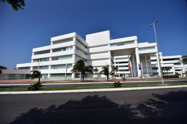Cancun, Hotel Area, plajlar, deniz, yüzme havuzları, palmiye ağaçları, tropikal bitki örtüsü Meksika Körfezi kıyısında en az 15 ila en fazla 35 derece sıcaklıkta tropikal iklimi olan bir spa merkezidir.