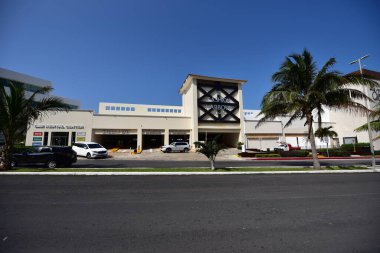 Cancun, Hotel Area, plajlar, deniz, yüzme havuzları, palmiye ağaçları, tropikal bitki örtüsü Meksika Körfezi kıyısında en az 15 ila en fazla 35 derece sıcaklıkta tropikal iklimi olan bir spa merkezidir.