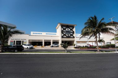 Cancun, Hotel Area, plajlar, deniz, yüzme havuzları, palmiye ağaçları, tropikal bitki örtüsü Meksika Körfezi kıyısında en az 15 ila en fazla 35 derece sıcaklıkta tropikal iklimi olan bir spa merkezidir.