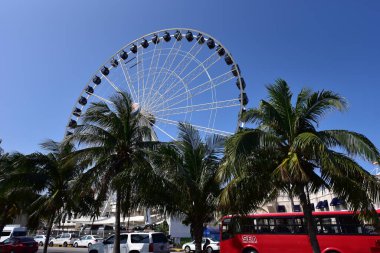 Cancun, Hotel Area, plajlar, deniz, yüzme havuzları, palmiye ağaçları, tropikal bitki örtüsü Meksika Körfezi kıyısında en az 15 ila en fazla 35 derece sıcaklıkta tropikal iklimi olan bir spa merkezidir.