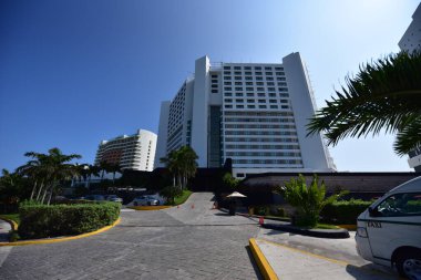 Cancun, Hotel Area, plajlar, deniz, yüzme havuzları, palmiye ağaçları, tropikal bitki örtüsü Meksika Körfezi kıyısında en az 15 ila en fazla 35 derece sıcaklıkta tropikal iklimi olan bir spa merkezidir.