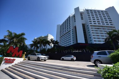 Cancun, Hotel Area, plajlar, deniz, yüzme havuzları, palmiye ağaçları, tropikal bitki örtüsü Meksika Körfezi kıyısında en az 15 ila en fazla 35 derece sıcaklıkta tropikal iklimi olan bir spa merkezidir.