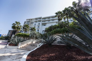 Cancun, Hotel Area, plajlar, deniz, yüzme havuzları, palmiye ağaçları, tropikal bitki örtüsü Meksika Körfezi kıyısında en az 15 ila en fazla 35 derece sıcaklıkta tropikal iklimi olan bir spa merkezidir.