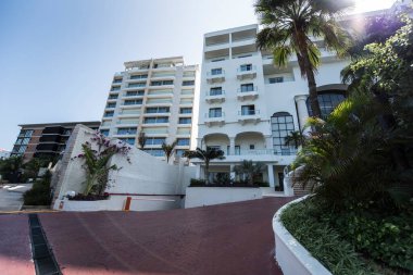 Cancun, Hotel Area, plajlar, deniz, yüzme havuzları, palmiye ağaçları, tropikal bitki örtüsü Meksika Körfezi kıyısında en az 15 ila en fazla 35 derece sıcaklıkta tropikal iklimi olan bir spa merkezidir.