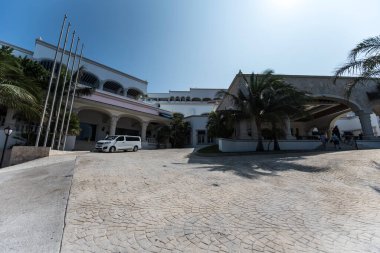 Cancun, Hotel Area, plajlar, deniz, yüzme havuzları, palmiye ağaçları, tropikal bitki örtüsü Meksika Körfezi kıyısında en az 15 ila en fazla 35 derece sıcaklıkta tropikal iklimi olan bir spa merkezidir.