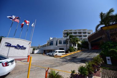 Cancun, Hotel Area, plajlar, deniz, yüzme havuzları, palmiye ağaçları, tropikal bitki örtüsü Meksika Körfezi kıyısında en az 15 ila en fazla 35 derece sıcaklıkta tropikal iklimi olan bir spa merkezidir.