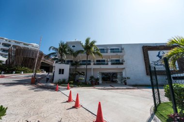 Cancun, Hotel Area, plajlar, deniz, yüzme havuzları, palmiye ağaçları, tropikal bitki örtüsü Meksika Körfezi kıyısında en az 15 ila en fazla 35 derece sıcaklıkta tropikal iklimi olan bir spa merkezidir.