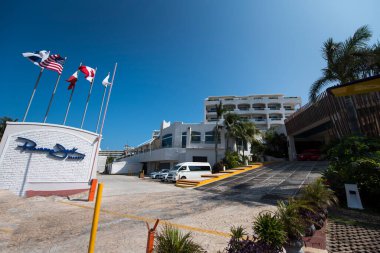 Cancun, Hotel Area, plajlar, deniz, yüzme havuzları, palmiye ağaçları, tropikal bitki örtüsü Meksika Körfezi kıyısında en az 15 ila en fazla 35 derece sıcaklıkta tropikal iklimi olan bir spa merkezidir.