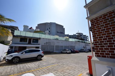 Cancun, Hotel Area, plajlar, deniz, yüzme havuzları, palmiye ağaçları, tropikal bitki örtüsü Meksika Körfezi kıyısında en az 15 ila en fazla 35 derece sıcaklıkta tropikal iklimi olan bir spa merkezidir.