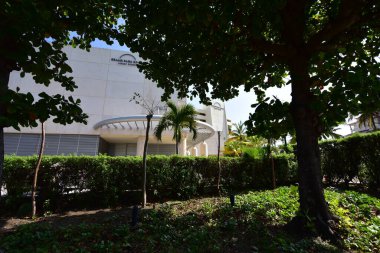 Cancun, Hotel Area, plajlar, deniz, yüzme havuzları, palmiye ağaçları, tropikal bitki örtüsü Meksika Körfezi kıyısında en az 15 ila en fazla 35 derece sıcaklıkta tropikal iklimi olan bir spa merkezidir.