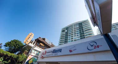 Cancun, Hotel Area, plajlar, deniz, yüzme havuzları, palmiye ağaçları, tropikal bitki örtüsü Meksika Körfezi kıyısında en az 15 ila en fazla 35 derece sıcaklıkta tropikal iklimi olan bir spa merkezidir.