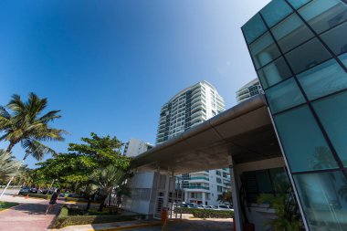 Cancun, Hotel Area, plajlar, deniz, yüzme havuzları, palmiye ağaçları, tropikal bitki örtüsü Meksika Körfezi kıyısında en az 15 ila en fazla 35 derece sıcaklıkta tropikal iklimi olan bir spa merkezidir.