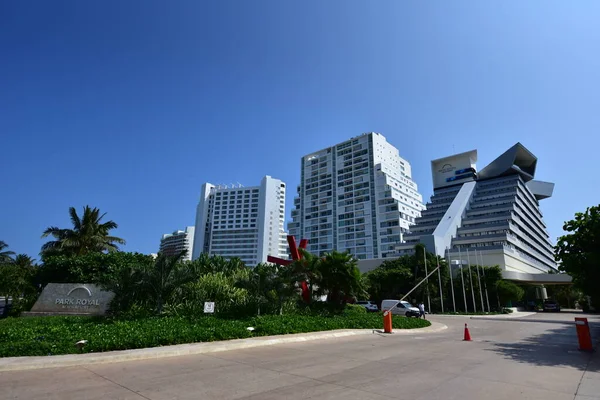 Cancun Hotel Area Plaże Morze Baseny Palmy Tropikalna Roślinność Jest — Zdjęcie stockowe