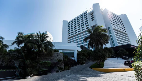 Cancun Hotel Area Plaże Morze Baseny Palmy Tropikalna Roślinność Jest — Zdjęcie stockowe