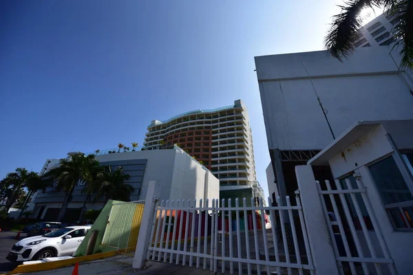 Cancun Hotel Area Pláže Moře Bazény Palmy Tropická Vegetace Lázeňské — Stock fotografie