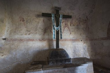 İkonlar, haçlar ve San Antonio de Padova manastırının mihrabı 1561 yılında Izamal yerlileri tarafından inşa edilmiş en uzun piramit olan Maya Pop-Chac piramidinin üzerinde inşa edilmiştir.