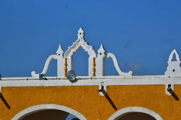 Izamal是墨西哥尤卡坦州的一个小城市 在尤卡坦州被称为 因为它的大部分建筑都漆成黄色 — 图库照片
