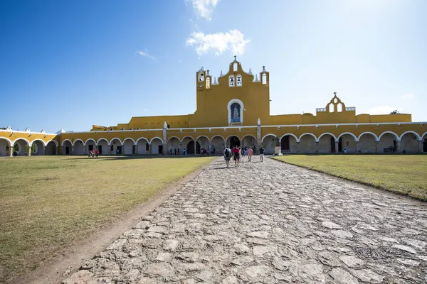 Gebouwen Izamal Izamal Een Kleine Stad Mexicaanse Staat Yucatn Bekend — Stockfoto