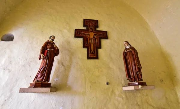 İkonlar, haçlar ve San Antonio de Padova manastırının mihrabı 1561 yılında Izamal yerlileri tarafından inşa edilmiş en uzun piramit olan Maya Pop-Chac piramidinin üzerinde inşa edilmiştir.