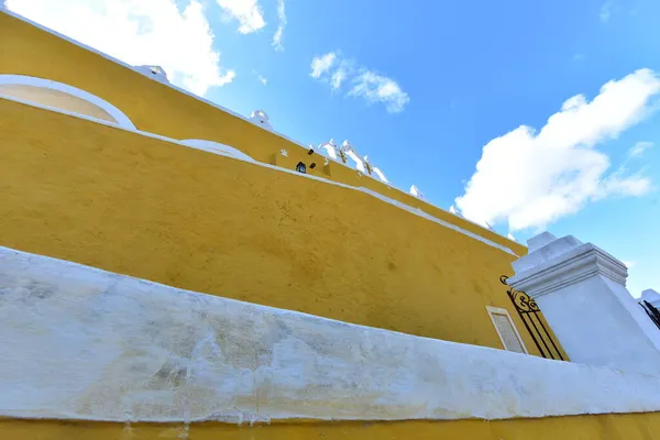 Κτίρια Στο Izamal Izamal Είναι Μια Μικρή Πόλη Στο Μεξικανικό — Φωτογραφία Αρχείου