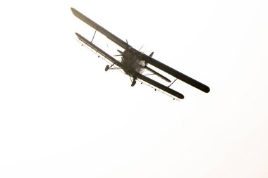 Füze uçakları, öncelikli olarak tarımda düşük irtifalı tarım gübreleri ve böcek ilaçları yaymak ve spor paraşütçüleri fırlatmak için kullanılan çift kanatlı uçaklardır..