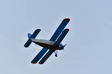 Füze uçakları, öncelikli olarak tarımda düşük irtifalı tarım gübreleri ve böcek ilaçları yaymak ve spor paraşütçüleri fırlatmak için kullanılan çift kanatlı uçaklardır..