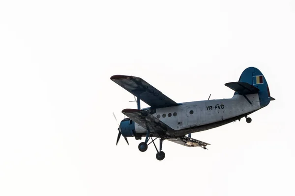通用飞机是一种双翼飞机 主要用于农业中的通用飞机 以推广低空飞行的农用化肥或杀虫剂 并发射运动降落伞 — 图库照片