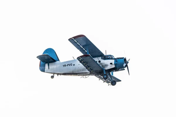 ユーティリティ航空機 ユーティリティ航空機 主に農業用のユーティリティ航空機として 低高度の農業用肥料や農薬を普及させ スポーツパラシューティストを発射するために使用される — ストック写真